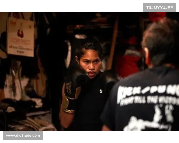 克莱雷萨·希尔兹成功卫冕女子重量级无可争议拳王头衔 荣耀再现拳坛